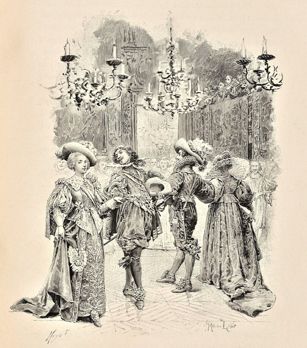 Damas e cavalheiros em trajes de gala dançam sob lustres.