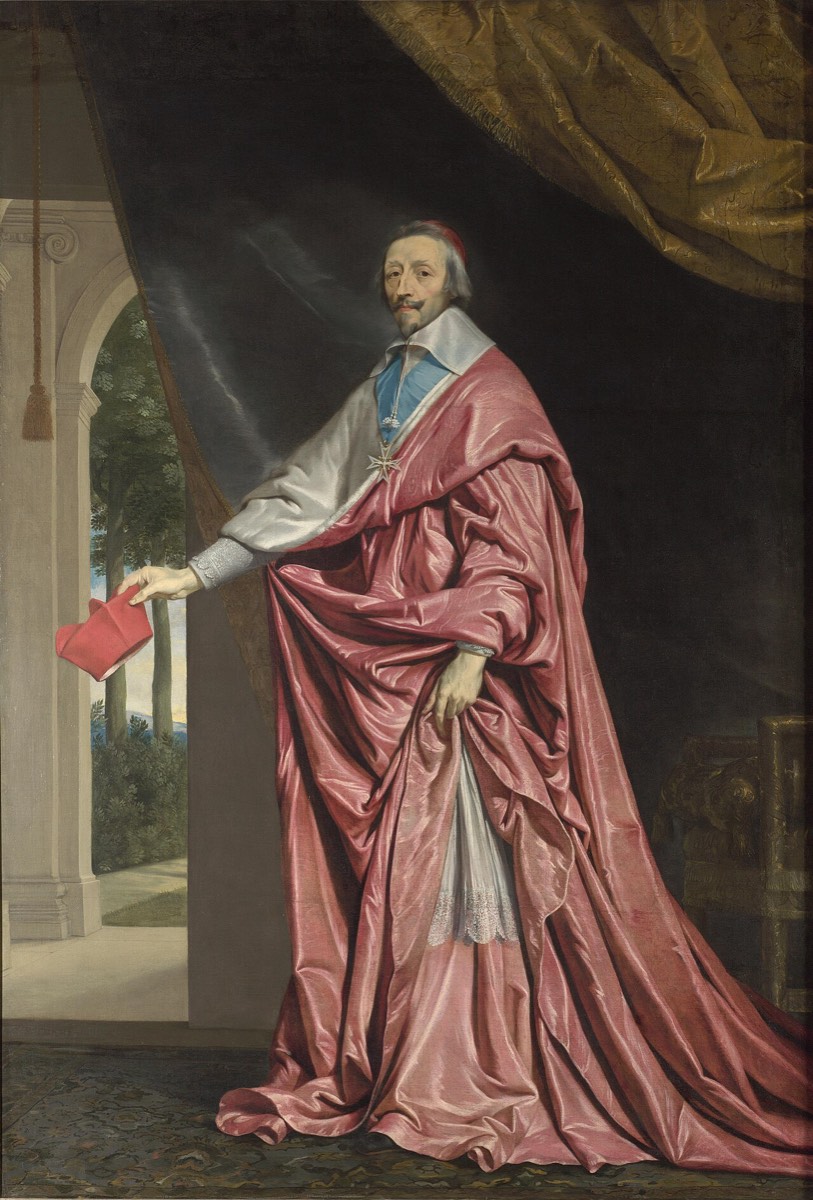 Retrato de corpo inteiro do cardeal de Richelieu, de manto vermelho, segurando um barrete.
